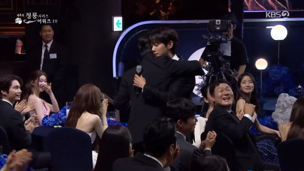 ▲▼李濬榮擁抱李浚赫,把獎還給得主。(圖/翻攝自KBS)
