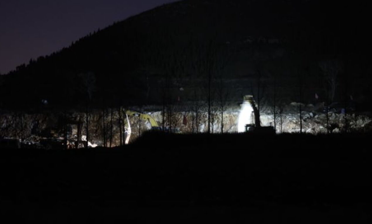 ▲山東泗水一間企業遭爆用「養牛場」作掩護盜採砂石。(圖/翻攝新京報)