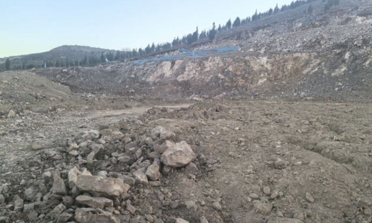 ▲山東泗水一間企業遭爆用「養牛場」作掩護盜採砂石。(圖/翻攝新京報)