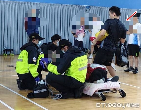 ▲▼休假中的羅東消防分隊隊員林君軒(箭頭所指)挽救一名倒地無脈搏的患者生命。(圖/記者游芳男翻攝,下同)