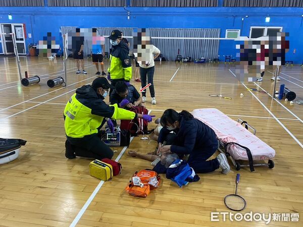 ▲▼休假中的羅東消防分隊隊員林君軒(箭頭所指)挽救一名倒地無脈搏的患者生命。(圖/記者游芳男翻攝,下同)