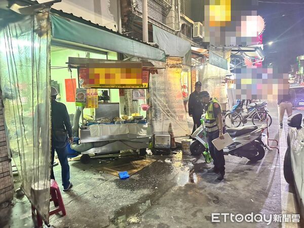 ▲▼ 屏東內埔鄉昭勝路段,昨(6)日17時左右發生車禍事故,自小客車衝撞販賣香雞排商家,造成2人二級燒燙傷及1輛機車毀損。(圖/記者陳崑福翻攝)