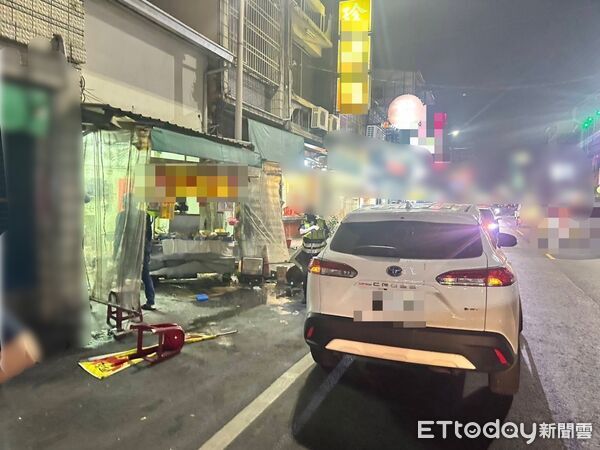 ▲▼ 屏東內埔鄉昭勝路段,昨(6)日17時左右發生車禍事故,自小客車衝撞販賣香雞排商家,造成2人二級燒燙傷及1輛機車毀損。(圖/記者陳崑福翻攝)