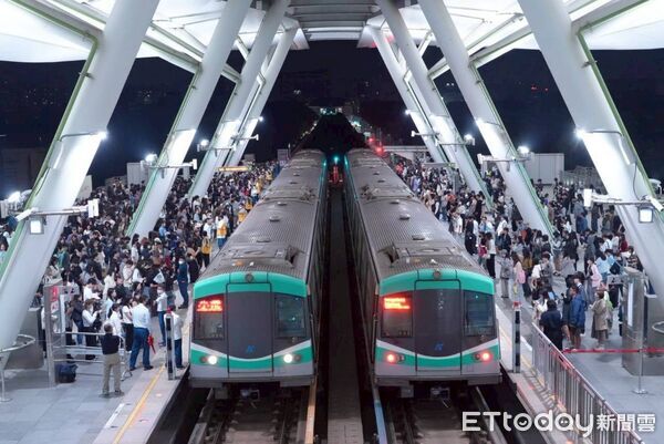 ▲▼ AAA韓星降臨塞爆高雄!演唱會經濟大爆發 高捷運量破今年新高 。(圖/記者賴文萱翻攝)