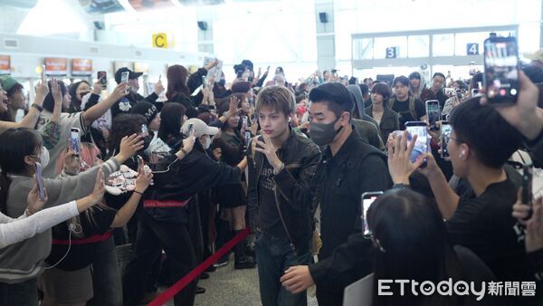 ▲▼趙雨凡領路!CORTIS「皮膚發亮」機場素顏給拍 心情好狂揮。(圖/記者吳睿慈攝)