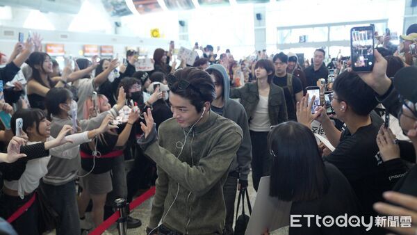 ▲▼直擊/趙雨凡領路!CORTIS「皮膚發亮」機場素顏給拍 心情好狂揮。(圖/記者吳睿慈攝)