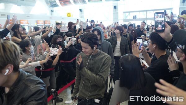 ▲▼直擊/趙雨凡領路!CORTIS「皮膚發亮」機場素顏給拍 心情好狂揮。(圖/記者吳睿慈攝)