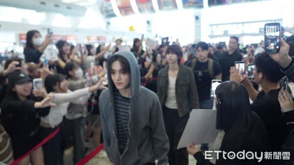 ▲▼直擊/趙雨凡領路!CORTIS「皮膚發亮」機場素顏給拍 心情好狂揮。(圖/記者吳睿慈攝)