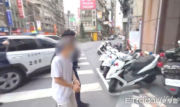 ▲楊男到前租屋處持刀搶奪獨居女子,得手後用來購買喪屍煙彈。(圖/記者陸運陞翻攝)