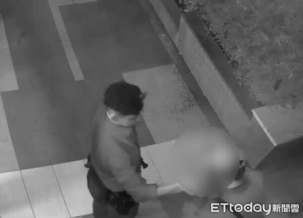 ▲頭戴鴨舌帽男徘徊警所外,員警主動關懷。(圖/桃園警分局提供)