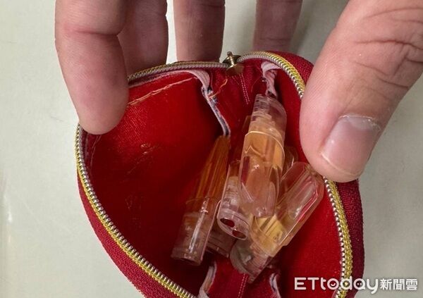 ▲▼黃男胸口上卻掛著菸彈加熱器和毒品依托咪酯。(圖/桃園警分局提供)