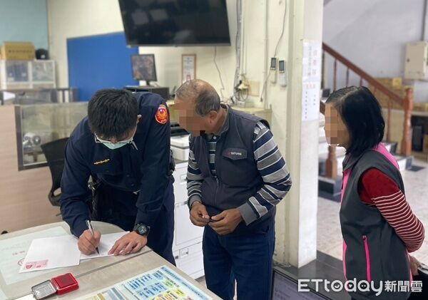 ▲警方透過監視器及婦人提供的片段資訊,最終成功聯繫上其丈夫將婦人帶回。(圖/楊梅警分局提供)