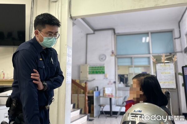 ▲迷途的失智婦人被好心店家送到派出所。(圖/楊梅警分局提供)