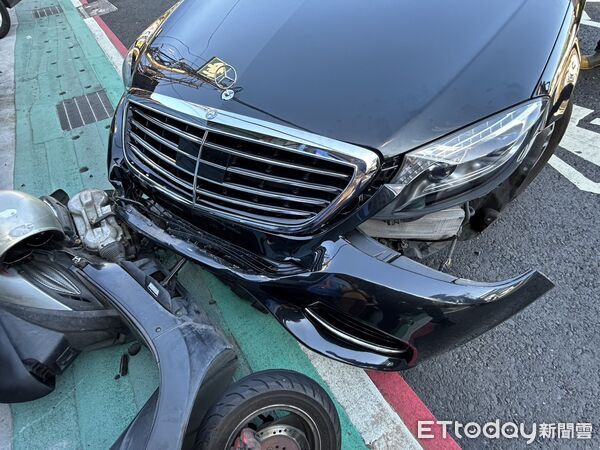 ▲▼82歲李姓老翁開賓士車追撞停紅燈騎士夫妻 。(圖/記者陳以昇翻攝)