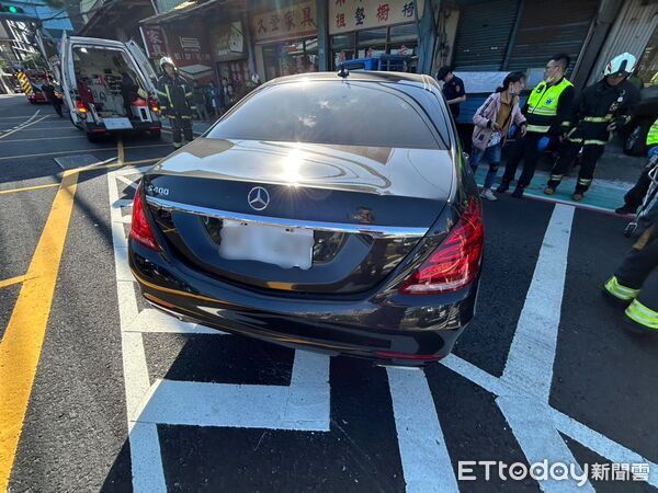 ▲▼82歲李姓老翁開賓士車追撞停紅燈騎士夫妻 。(圖/記者陳以昇翻攝)