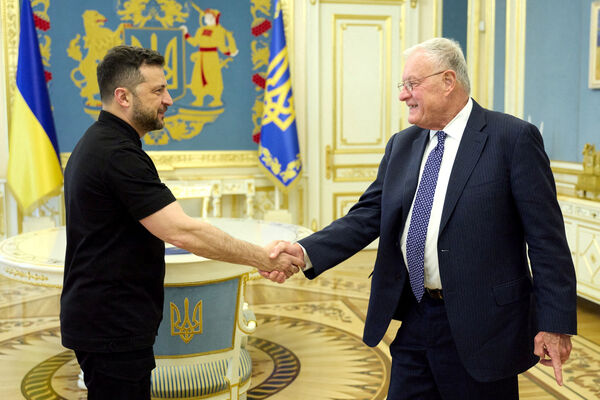 ▲▼ 烏克蘭總統澤倫斯基(左)與美國特使凱洛格(Keith Kellogg,右) 。(圖/路透)