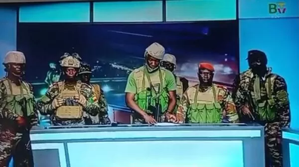 ▲▼驚傳政變?貝南士兵「攻占國家電視台」 宣布解散政府。(圖/翻攝X)