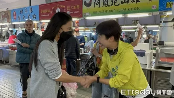 ▲陳亭妃兩天跑遍六大市場,不少婆婆媽媽熱情迎接,東菜市、鴨母寮市場承載陳亭妃成長記憶,她形容市場是她政治生命的起點。(圖/記者林東良翻攝,下同)