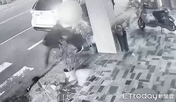 ▲林姓男子因不滿遭開單,竟在崇德路持斧攻擊女警,現場隨即遭警方壓制逮捕,經檢察官向法院聲押,台南地院定押。(記者林東良翻攝,下同)