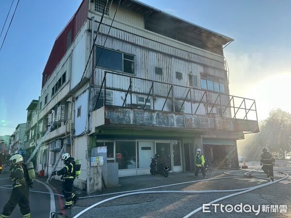 ▲中壢一處4樓住宅驚傳大火。(圖/記者楊熾興翻攝)