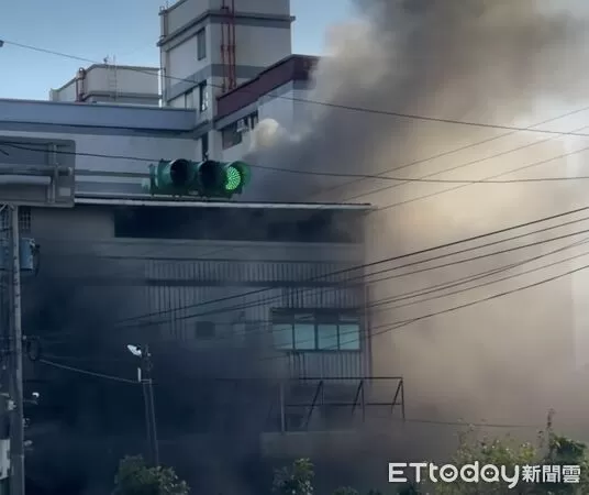 ▲中壢一處4樓住宅驚傳大火。(圖/記者楊熾興翻攝)