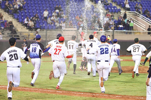 ▲絢麗煙火象徵完美落幕 日本社會人抱走冬盟冠軍。(圖/中職提供)