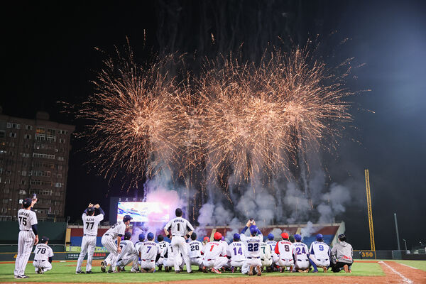 ▲絢麗煙火象徵完美落幕 日本社會人抱走冬盟冠軍。(圖/中職提供)