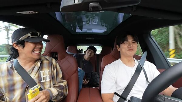 ▲▼玩什麼好呢。(圖/翻攝自Instagram/hangout_with_yoo)