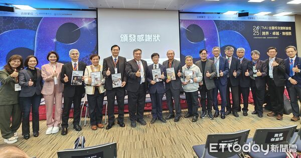 ▲王正坤醫師在北醫校友創新論壇分享人生逆境與醫美創業歷程,現場座無虛席。(記者林東良翻攝,下同)