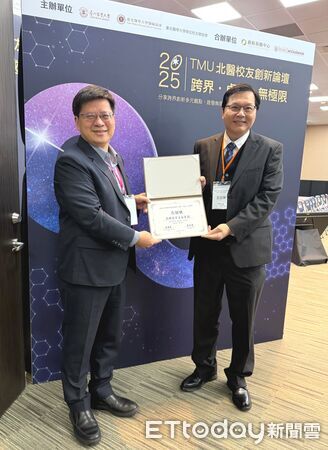 ▲王正坤醫師在北醫校友創新論壇分享人生逆境與醫美創業歷程,現場座無虛席。(記者林東良翻攝,下同)