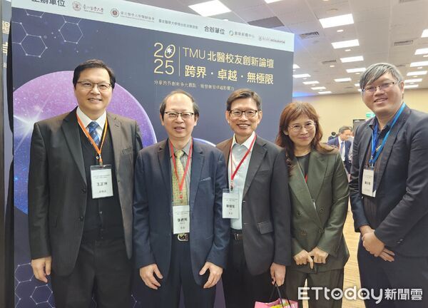 ▲王正坤醫師在北醫校友創新論壇分享人生逆境與醫美創業歷程,現場座無虛席。(記者林東良翻攝,下同)