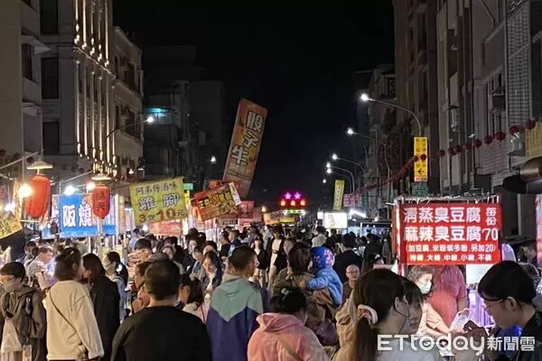 ▲▼AAA再刷新高捷單日運量!六合夜市人潮爆漲4成。(圖/記者許宥孺翻攝)