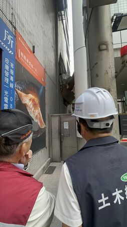 ▲▼ 板橋府中商圈「定食8」氣爆,大樓外牆被炸出一個洞。(圖/翻攝自黃淑君臉書,下同)