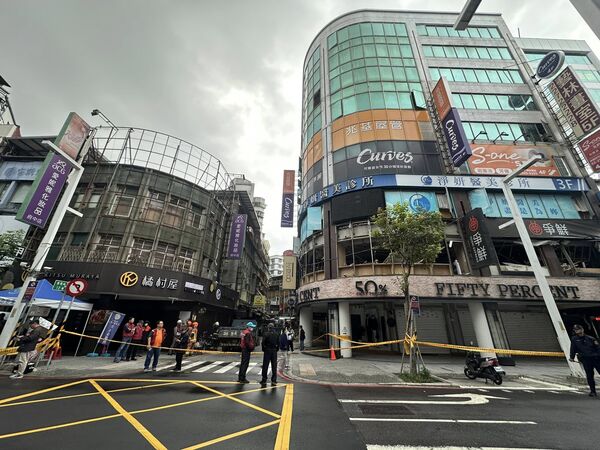 ▲▼ 板橋府中商圈「定食8」氣爆,大樓外牆被炸出一個洞。(圖/翻攝自黃淑君臉書,下同)