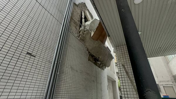 ▲▼ 板橋府中商圈「定食8」氣爆,大樓外牆被炸出一個洞。(圖/翻攝自黃淑君臉書,下同)