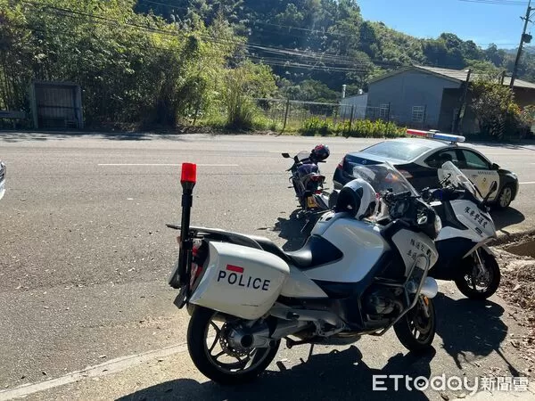 ▲台3線119.5K、獅潭鄉轉彎路段,昨先發生重機自摔撞毀民宅大門、騎士骨折事故,1小時後同一地點又發生警車跟重機碰撞事故。(圖/記者楊永盛翻攝)