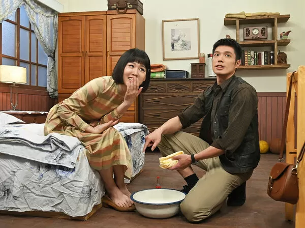 ▲▼何宜珊劇中要被王盈凱洗腳顯得有些害羞。(圖/台視提供)