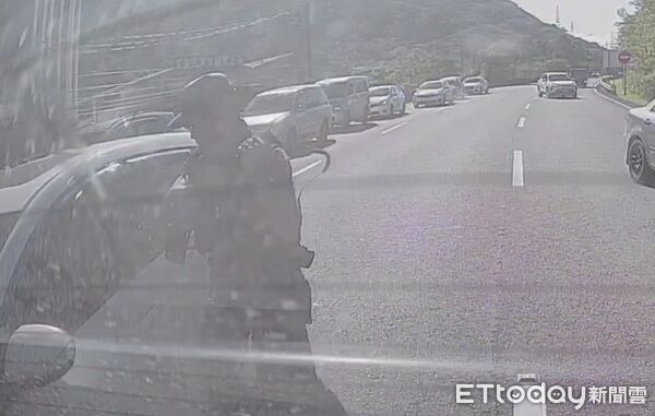 ▲警方在交流道車陣中將蔡男車輛攔阻。(圖/保安警察大隊提供)