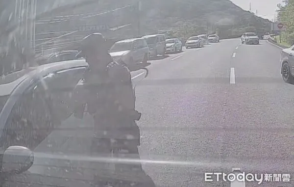 ▲警方在交流道車陣中將蔡男車輛攔阻。(圖/保安警察大隊提供)