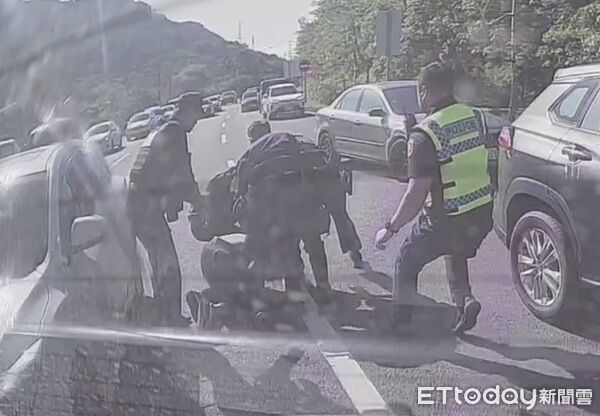 ▲▼並以破窗器材強勢破窗,將犯嫌蔡男從車上拉出壓制逮捕。(圖/保安警察大隊提供)