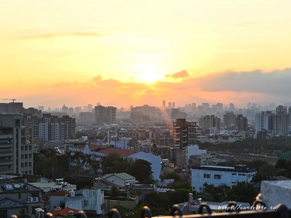 ▲▼台中最浪漫聖誕景點「眺高STAY WITH MOUNTAIN」,坐擁百萬夜景,聖誕季無開放訂位。(圖/部落客糖糖提供)