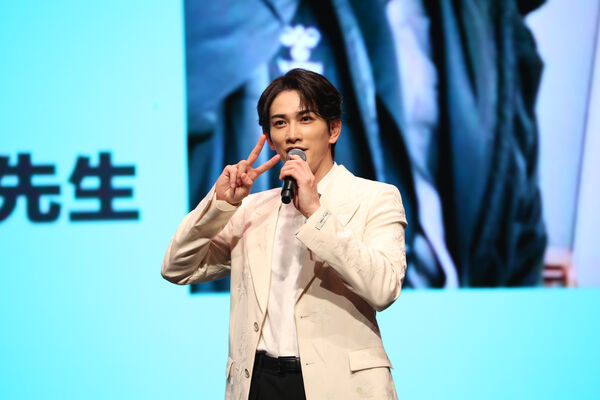 ▲▼町田啓太夜市吃臭豆腐!驚呼突遭粉絲包圍「40支手機對著他拍」。(圖/LDH 愛夢悅提供)