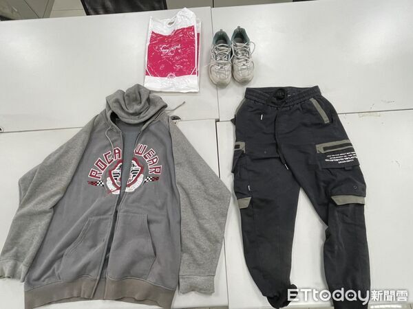 ▲警方逮捕搶奪婦人錢包的郭男到案。(圖/記者張君豪翻攝)