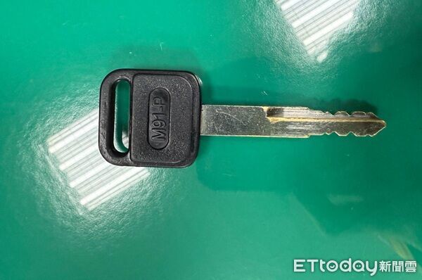 ▲慣竊翁姓男子以自己打磨鑰匙竊取路旁停放機車。(圖/桃園警分局提供)