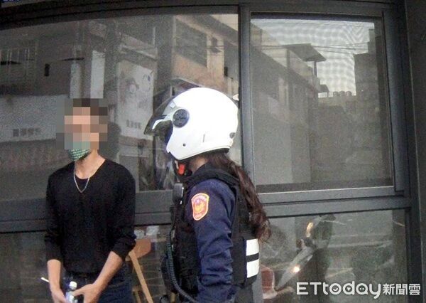 ▲▼警方守株待兔逮捕翁男,並指他騎贓車逛大街,嚇的翁男啞口無言。(圖/桃園警分局提供)