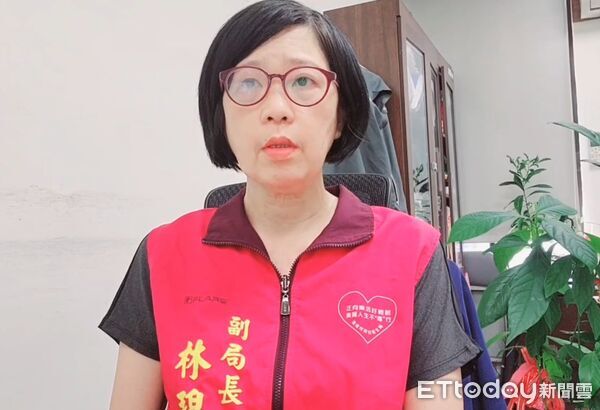 ▲台南網友爆料牛肉湯疑似出現「巨大活蟑螂」,衛生局立即派員稽查,多項衛生條件合格,但備用食材包覆需限期改善。(記者林東良翻攝,下同)