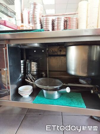 ▲台南網友爆料牛肉湯疑似出現「巨大活蟑螂」,衛生局立即派員稽查,多項衛生條件合格,但備用食材包覆需限期改善。(記者林東良翻攝,下同)