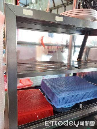 ▲台南網友爆料牛肉湯疑似出現「巨大活蟑螂」,衛生局立即派員稽查,多項衛生條件合格,但備用食材包覆需限期改善。(記者林東良翻攝,下同)