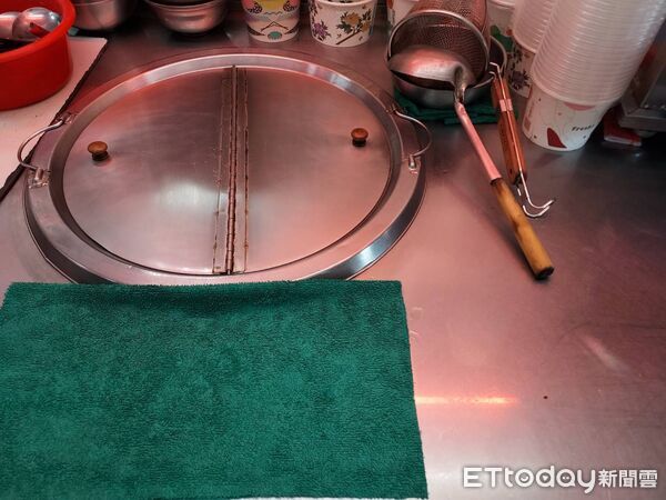 ▲台南網友爆料牛肉湯疑似出現「巨大活蟑螂」,衛生局立即派員稽查,多項衛生條件合格,但備用食材包覆需限期改善。(記者林東良翻攝,下同)