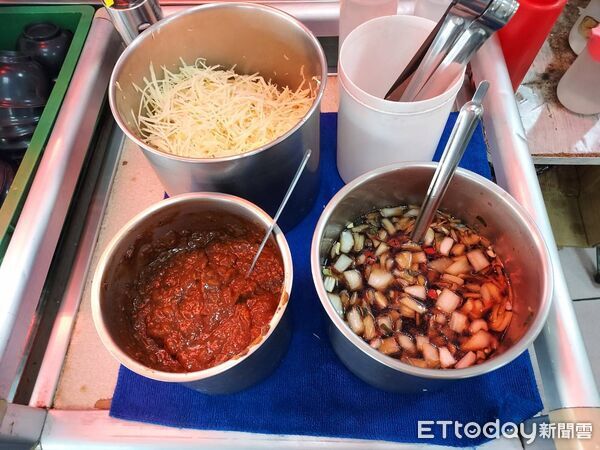 ▲台南網友爆料牛肉湯疑似出現「巨大活蟑螂」,衛生局立即派員稽查,多項衛生條件合格,但備用食材包覆需限期改善。(記者林東良翻攝,下同)